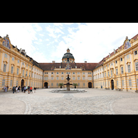 Melk, Benediktinerkloster, Stiftkirche St. Petrus und Paulus, Prlatenhof - links die Kaiserstiege, hinten die Kuppel der Basilika