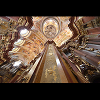 Melk, Benediktinerkloster, Stiftkirche St. Petrus und Paulus, Blick entlang eines Vierungspfeilers in die Kuppel und auf die Orgel