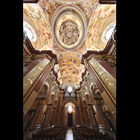 Melk, Benediktinerkloster, Stiftkirche St. Petrus und Paulus, Blick in Richtung Orgel auf das Deckengewlbe undin die Kuppel