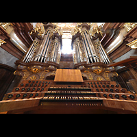 Melk, Benediktinerkloster, Stiftkirche St. Petrus und Paulus, Spieltisch und Orgel perspektivisch