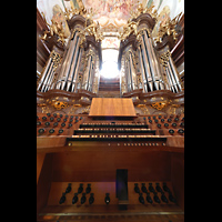 Melk, Benediktinerkloster, Stiftkirche St. Petrus und Paulus, Spieltisch und Orgel perspektivisch