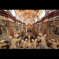 Melk, Benediktinerkloster, Stiftkirche St. Petrus und Paulus, Blick ber die Figuren auf dem Rckpositiv in die Kirche