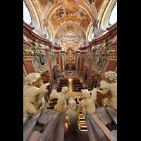 Melk, Benediktinerkloster, Stiftkirche St. Petrus und Paulus, Blick ber die Figuren auf dem Rckpositiv in die Kirche