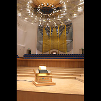 Chengdu, Urban Concert Hall, Orgel und mobiler Spieltisch auf der Orchesterbühne