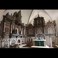Basedow, Dorfkirche, Epitaph (links) und Altar im Chorraum