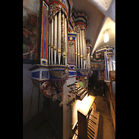 Basedow, Dorfkirche, Spieltisch seitlich mit Prospektpfeifen des Oberwerks und des Pedals (rechts)