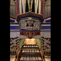 Basedow, Dorfkirche, Spieltisch und Figur mit Brille unter dem Oberwerk