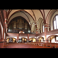 Berlin, Auenkirche, Innenraum in Richtung Orgel, seitlich