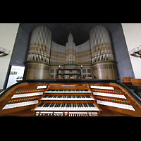 Berlin, Glaubenskirche, Orgel mit Spieltisch