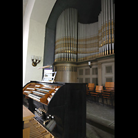 Berlin, Glaubenskirche, Orgel mit Spieltisch seitlich