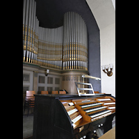 Berlin, Glaubenskirche, Orgel mit Spieltisch seitlich