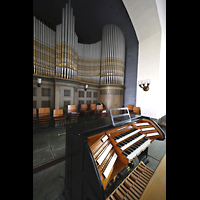 Berlin, Glaubenskirche, Orgel mit Spieltisch seitlich