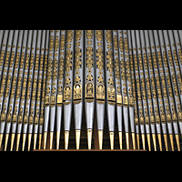 Berlin, Glaubenskirche, Bemalte Prospektpfeifen im Mittelfeld