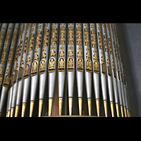 Berlin, Glaubenskirche, Bemalte Prospektpfeifen im rechten Pfeifenfeld