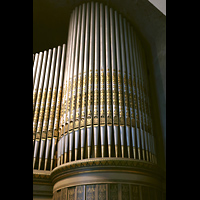 Berlin, Glaubenskirche, Rechtes Pfeifenfeld mit Deckenbeleuchtung