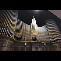 Berlin, Glaubenskirche, Orgelprospekt seitlich mit Deckenbeleuchtung