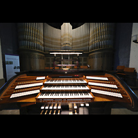 Berlin, Glaubenskirche, Spieltisch und Orgel mit Deckenbeleuchtung