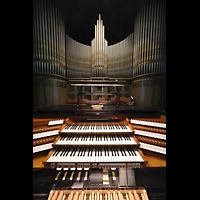 Berlin, Glaubenskirche, Spieltisch und Orgel mit Deckenbeleuchtung