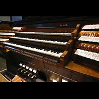 Berlin, Glaubenskirche, Spieltisch seitlich