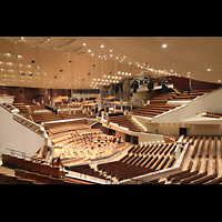 Berlin, Philharmonie, Blick vom Block C links auf die Orchesterbhne und zur Orgel
