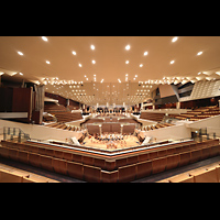 Berlin, Philharmonie, Blick von Block K mittig ber der Orchesterbhne in den Saal