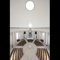 Berlin, St. Hedwigs-Kathedrale, Blick vom Kuppelumgang in die Kirche, Kuppel und zur Orgel mit Sonnenreflex.