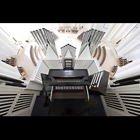 Berlin, St. Hedwigs-Kathedrale, Blick ber den Spieltisch und das Rckpositiv nach unten in die Kirche