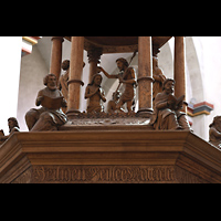 Braunschweig, Klosterkirche St. Mariae, Geschnitzte Holzfiguren auf dem Taufsteindeckel