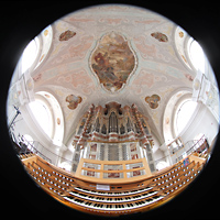 Cham, St. Jakob, Spieltisch mit Orgel und Blick zur Decke