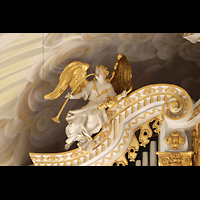 Dresden, Frauenkirche, Engelfigur links auf dem Orgelprospekt