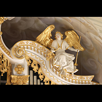 Dresden, Frauenkirche, Engelfigur rechts auf dem Orgelprospekt