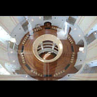 Dresden, Frauenkirche, Blick vom Innenraum in der oberen Kuppel durch die ffnung in die Kirche