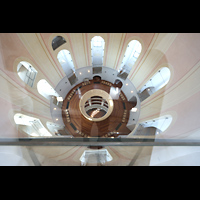 Dresden, Frauenkirche, Blick vom Innenraum in der oberen Kuppel durch die ffnung in die Kirche