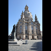 Dresden, Frauenkirche, Ansicht vom Sdwesten (Neumarkt) mit Luther-Statue im Vordergrund