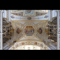 Kempten, Basilika St. Lorenz, Marienorgel (li) und Laurentiusorgel (re) im CHorraum mit Blick ins Gewlbe