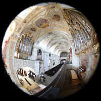 Kempten, Basilika St. Lorenz, Blick vom Spieltisch der Marienorgel auf alle drei Orgeln und in die Kirche