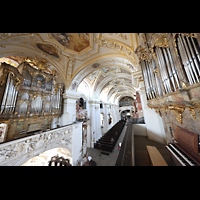 Kempten, Basilika St. Lorenz, Blick vom Spieltisch der Marienorgel auf alle drei Orgeln und in die Kirche