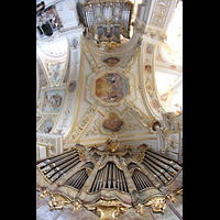 Kempten, Basilika St. Lorenz, Blick vom Spieltisch der Marienorgel ins Gewlbe und zur Laurentiusorgel