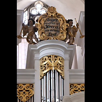 Kempten, St. Mang, Figurenschmuck und Spruch auf dem Hauptorgelprospekt