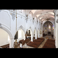 Kempten, St. Mang, Seitlicher Blick von der Hauptorgelempore in dir Kirche