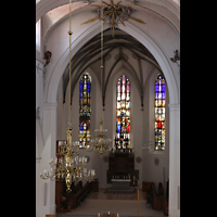 Kempten, St. Mang, Chorraum mit Buntglasfenstern