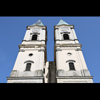 Niederaltaich, Benediktinerabtei, Basilika St. Mauritius, Doppeltrme mit Stabilisierungsmauer in der Mitte