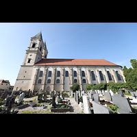 Niederaltaich, Benediktinerabtei, Basilika St. Mauritius, Seitenansicht von Sden mit vorgelagertem Friedhof