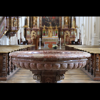 Niederaltaich, Benediktinerabtei, Basilika St. Mauritius, Weihwasserbecken am Eingang mit Blick zum Hohaltar