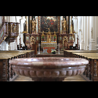 Niederaltaich, Benediktinerabtei, Basilika St. Mauritius, Weihwasserbecken am Eingang mit Blick zum Hohaltar