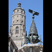 Nrdlingen, St. Georg, Helm des Kriegerbrunnens und Turmhelm der Georgskirche
