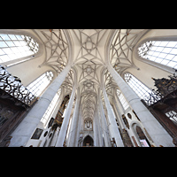 Nrdlingen, St. Georg, Hauptschiff und Hauptorgel mit Blick ins Gewlbe