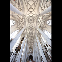 Nrdlingen, St. Georg, Hauptschiff und Hauptorgel mit Blick ins Gewlbe