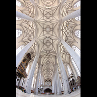 Nrdlingen, St. Georg, Hauptschiff und Hauptorgel mit Blick ins Gewlbe