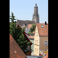 Nrdlingen, St. Georg, Blick von der Stadtmauer durch das Salvatorgchen zur Kirche